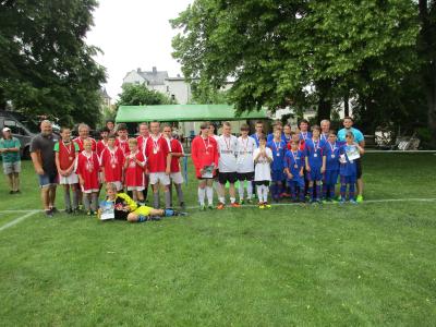 Die Siegerehrung: In der Mitte das Siegerteam des Johannes-Landenberger-Förderzentrums Weimar - in den weiß-schwarzen Trikots die Feldspieler und im rot-schwarzen Trikot der Torwart des Siegers / ©Johannes-Landenberger-Förderzentrum Weimar / Fotograf: Andreas Trodler