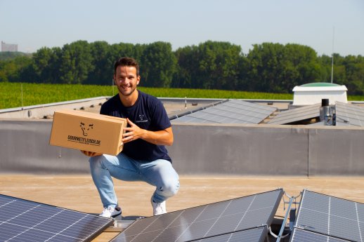 Die neue Photovoltaikanlage erstreckt sich über die Dachflächen des neuen Tiefkühl- und Logistik.jpg