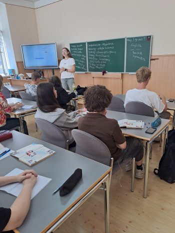 Tagungsbestuhlung aus Irsee in Tschernowitz .jpg