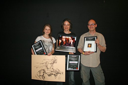 KunstNacht-Sieger Thom Kolodziej inmitten von drittplazierter Anastasia Sokolov und zweitpl.jpg