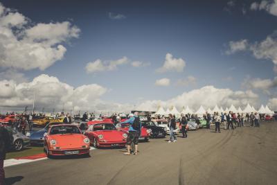 Zahlreiche Gäste des AvD-Oldtimer-Grand-Prix informierten sich am Pirelli Stand über Reifen für ihre klassischen Porsche Modelle. An vielen der ausgestellten Sportwagen waren Pirelli P 6000 montiert / Copyright: @amyshorephotography