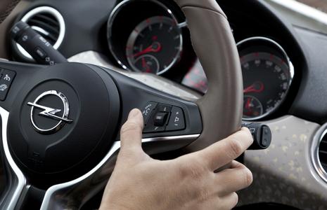 Augen auf die Straße und Hände am Lenkrad: ADAM-Fahrer mit kompatiblem iPhone können Siri Eyes Free vollkommen sicher über eine Lenkradtaste aktivieren und per Sprachbefehl steuern, © GM Company