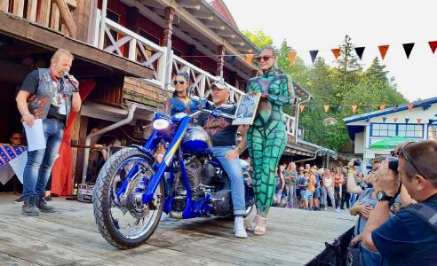 Mitten im Bayerischen Wald hat Deutschlands renommiertester Harley-Künstler sein Atelier. Er macht aus den Motorrädern der amerikanischen Kultmarke einzigartige Kunstwerke. Foto: obx-news/Freddy Schmid