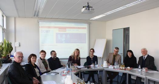 Wiedergewählt:1. Vorsitzende Dr. Margot Klinkner (ZFH) (mitte li.) und Angelina Müller (Uni des Saarlandes) (mitte re.) der DGWF Landesgruppe RLP und Saarland, Foto: ZFH