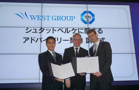Beratungsvertrag für Stadtwerke Japan unterzeichnet (v.l.n.r.), Toshihisa Nagashima, CFO von West Holdings, Volker Blandow, Global Head of e-Mobility der TÜV SÜD AG, Dr. Andreas Stange, Geschäftsführer von TÜV SÜD Japan