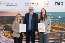 Staatssekretär Matthias Wunderling-Weilbier mit den Q-Coaches Celine Adrian-Ortel (links) und Paula Lahrmann (rechts) bei der Verleihung der Zertifikate. / Fotocredit: WWW.SCHEFFEN.DE