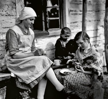 Frauen bemalen Ostereier im oberschlesischen Guttentag (Dobrodzień), ca. 1910–1930 © Muzeum.jpg