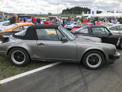 Zahlreiche Gäste des AvD-Oldtimer-Grand-Prix informierten sich am Pirelli Stand über Reifen für ihre klassischen Porsche Modelle. An vielen der ausgestellten Sportwagen waren Pirelli P 6000 montiert / Copyright: @amyshorephotography