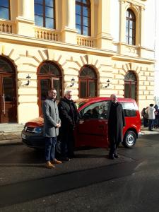Zur Übergabe des Caddy kamen Jens Römling von der Erzgebirgssparkasse, Rolf-Jürgen Schubert, Chef des Theater-Fördervereins, und Intendant Dr. Ingolf Huhn (Foto: Jonas Engert)