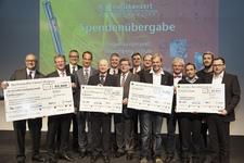 Die Vertreter der Förderprojekte und die Veranstalter freuen sich über den Spendenerlös des achten Benefizkonzertes der Druck- und Medienunternehmen Würzburg / Foto: Katrin Heyer