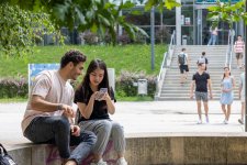 TH-Lübeck-Internationale-Studierende-KI-Hilfe: Zwei internationale Studierende auf dem Campus. Mithilfe des Projekts sollen es noch mehr werden