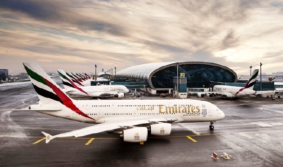 Die Emirates A380 am Concourse A.jpg