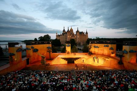 Der kulturelle Höhepunkt des Sommers: die Schlossfestspiele Schwerin. Foto: Mecklenburgisches Staatstheater Schwerin (c) Silke Winkler