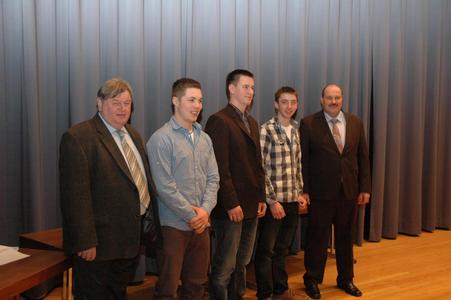 von links: Landesinnungsmeister Kurt Neuscheler, Patrick Kandert (Zweiter), el Feger (Prüfungsbester), Daniel Trautmann (Dritter), Vorsitzender Gesellenprüfungsausschuss Karl Heinz Wöger