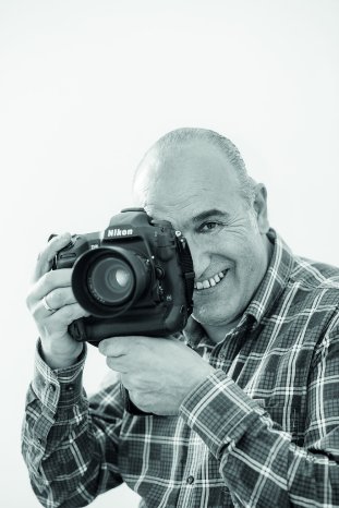 Portrait Carlucci mit Kamera_300dpi.JPG
