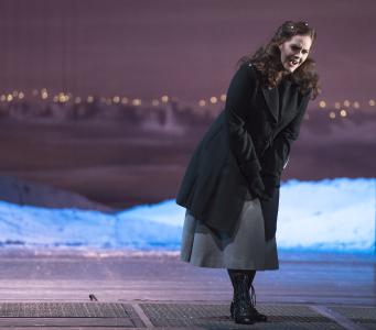 Szenenfoto mit der Sopranistin Jessica Muirhead als Mimì (Foto: Saad Hamza)