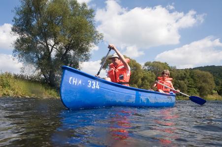Mehr als 1000 Boote und 300 befahrbare Flusskilometer warten auf die Gäste. Zu regelrechten Spaßwasserstraßen für Kanuten haben sich die Flüsse Regen und Naab, aber auch Donau und Isar entwickelt. Foto: obx-news