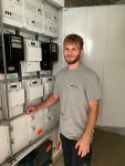 Schlitze klopfen sei nicht so sein Ding, verrät Tim Salzmann. Umso mehr schätzt der Auszubildende die Arbeit am Verteilerkasten. Foto: Kipp