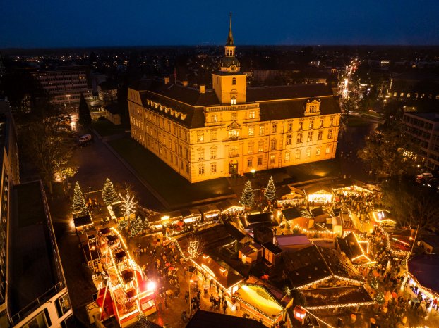 OldenburgWeihnachtsmarkt1-2_2022_CC0_Maximilian Wiesenbach.jpg