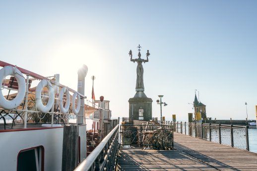 Konstanz-Hafen-Imperia-Steg-Sonne-03_Copyright_MTK-Leo-Leister..jpg