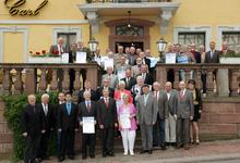 Nach Überreichung der Urkunden stellten sich die drei goldenen Meisterinnen und die goldenen Meister 2014 zusammen mit den beiden Vizepräsidenten, Alois Jöst (erste Reihe, sechster von links) und Martin Sättele (zweite Reihe, erster von links), sowie Hauptgeschäftsführer Dieter Müller (letzte Reihe Mitte) und Ehrenvizepräsident Gerhard Höfler (erste Reihe, vierter von rechts) dem Fotografen / Foto: Martin Hahn