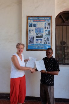 Pater Kyara, Direktor des Catholic Museum in Bagamoyo mit  Katja Lembke, Foto von Poser (c).JPG