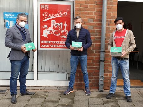borussia düsseldorf hilft 02 - maskenspende an welcome point flüchtlinge willkommen in düsseldor.jpg