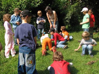 Das Bild zeigt Schüler (Klasse 2b) der Lohrbacher Kurfürstin-Amalia-Grundschule bei der "Kinderwerkstatt Zauberkräuter" mit Geopark-vor-Ort-Begleiterin Gabi Nießen