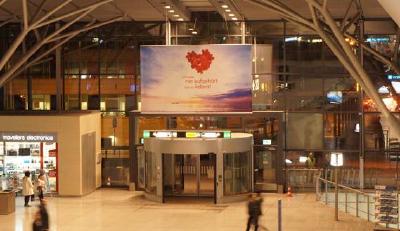 Werbefläche der Kampagne "Ich habe nie aufgehört dich zu lieben!" am Flughafen Stuttgart © Foto: Jens Mohr/APD