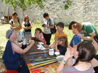 Die Archäologin Dr. Maren Siegmann bei der Herstellung bronzezeitlicher Pfahlbauperlen aus Glas
