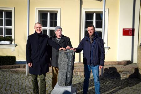 Am 11. März 2020 wurde vor dem Rathaus Angermünde ein von Jörg Steinert (Mitte) bearbeiteter Stein mit der Aufschrift „Glaziale“ zusammen mit Bürgermeister Frederik Bewer (links) und dem stellvertretenden Bürgermeister Christian Radloff (rechts) aufgestellt. Er soll auf diese außergewöhnliche und besondere Kunst-Aktion im September hinweisen und Passanten neugierig machen.