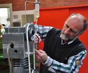 Entwickler Dipl.-Ing. Andreas Roß vor seinem Prototypen, Foto:  FH Lübeck