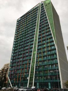 Hochhaus in Tirana mit Gottesdiensträumlichkeiten im Erdgeschoss / © Foto: tedNEWS