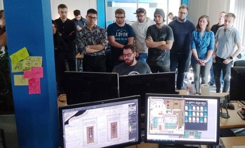 Nach dem Vortrag den Entwicklern noch mal über die Schulter zu schauen war für die Studierenden enorm aufschlussreich. Die Exkursion ist die ideale Ergänzung zu den Vorlesungen. Foto/Alexander Wiebel
