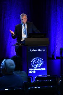 Prof. Dr. med. Jochen Herms, Leiter des Zentrums für Neuropathologie und Prionforschung sowie Tagungspräsident der Deutschen Gesellschaft für Neuropathologie und Neuroanatomie (DGNN), erklärte auf der Neurowoche 2018 die Funktion der Mikrogliazellen (c) DGN/Pflug