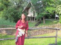 Steinzeitfrau Hilde berichtet über ihren Alltag in der Steinzeit. Einmaliger Abdruck frei, Copyright Pfahlbaumuseum Unteruhldingen