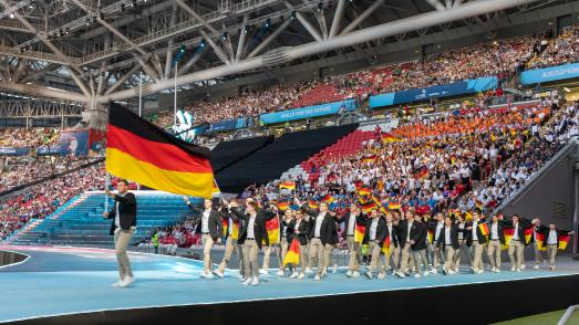 Ein besonders emotionaler Moment: Die Deutsche Berufe-Nationalmannschaft betritt bei der Eröffnung der 45. WM der Berufe vor zehntausenden Besuchern die Kazan Arena. Fotohinweis: WorldSkills Germany / Frank Erpinar