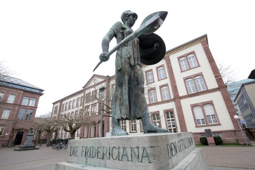 200_Jahre_KIT_-_Sie_steht_für_den_Erfolg_der_Technischen_Hochschule_Fridericiana_-_Athene__die_G.jpg