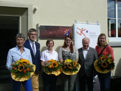 Vereinsvertreter können sich über kurze Wege freuen, denn die Geschäftsstelle des Sportkreises und die Sportförderung des Vogelsbergkreises sind unter einem Dach – in der Färbergasse 2 in Alsfeld – angesiedelt. Die gelungene Zusammenarbeit heben sowohl Landrat Manfred Görig (links) als auch Sportkreisvorsitzender Werner Eifert (rechts) und die Leiterin des Amtes für Finanzen, Renate Stiebing (ganz links), hervor. Ansprechpartnerinnen vor Ort sind Elisa Amerschläger (Dritte von rechts) und Annegret Hamel (Dritte von links), die die Aufgabe vom Mariele Becker (ganz rechts) übernommen hat, Foto: Sabine Galle-Schäfer, Vogelsbergkreis