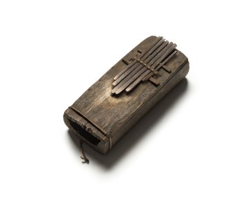 Lamellophone sind Musikinstrumente, die sich in verschiedenen Ausführungen in ganz Afrika finden. Dieses Exemplar, bei dem die mit den Fingern angeschlagenen Lamellen auf einem eckigen Kasten aufsitzen, stammt wahrscheinlich von den Duala aus Kamerun und ging Anfang des 20. Jahrhunderts in die Wiesbadener Sammlung ein. Foto: Museum Wiesbaden / Bernd Fickert