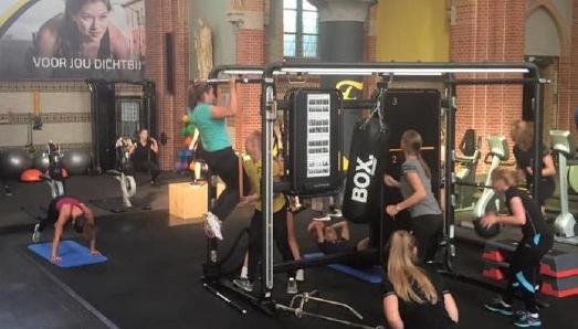 Die "Sint-Willibrorduskerk" in Zeilberg wurde in ein Fitnessstudio umfunktioniert / © Foto: B-trained/Livenet/Facebook