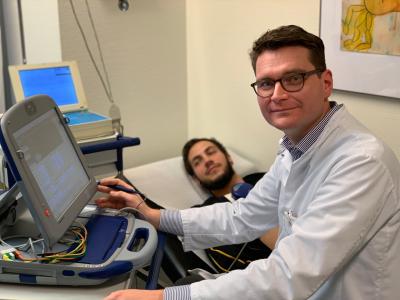 Dr. Carsten Lennerz bei der Untersuchung eines Herzpatienten am Deutschen Herzzentrum München (Foto: DHM/Lennerz)