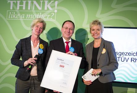 CEWE wurde in Berlin das Zertifikat "Ausgezeichneter Arbeitgeber" mit dem Zusatzmodul "Elternfreundlichkeit" verliehen. V.l.n.r.: Gabriele Rauße, Geschäftsführerin TÜV Rheinland, Andreas Kluge, Geschäftsführer CEWE Oldenburg und Carola Ferstl, Moderatorin des Summit