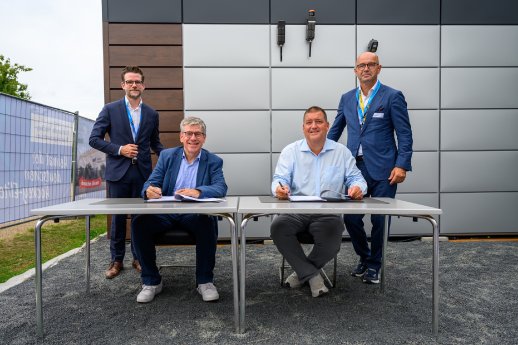 Vertragsunterzeichnung_Copyright EWMG_Albuquerque.jpg