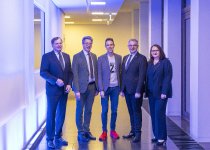 Dr. Wolfgang Epp, IHK-Hauptgeschäftsführer, Johannes Schwörer, Vizepräsident der IHK, Keynote-Speaker Felix Behm, Alexander Wälde, Präsident der Handwerkskammer, und Hauptgeschäftsführerin Christiane Nowottny (v.l.n.r.). Foto: Neujahrsempfang.jpg / © Gaby Höss