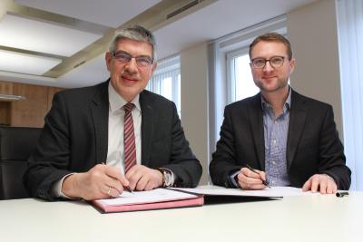 Die Kooperationsvereinbarung zum Hessencampus Vogelsberg wurde von Landrat Manfred Görig (li.) und dem Ersten Kreisbeigeordneten Dr. Jens Mischak unterzeichnet – die Angebote laufen jetzt unbefristet weiter, Foto: Gaby Richter