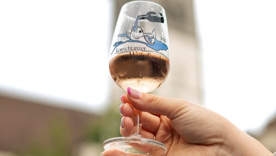 Konstanz-Weinfest-Glas-Stephanskirche-01_Copyright_MTK-Leo-Leister.jpg