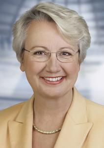 Prof. Dr. Annette Schavan, Bundesministerin für Bildung und Forschung, würdigt in ihrem Grußwort für den Karrieretag Soest den Einsatz von Industrie und Hochschule für den Berufsstart junger Leute..