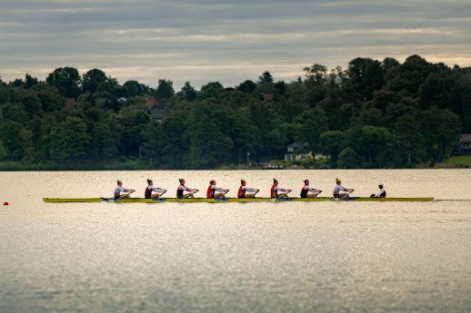 Frauen-Achter des Deutschen Ruderverbandes beim Training auf dem Wasser.jpg