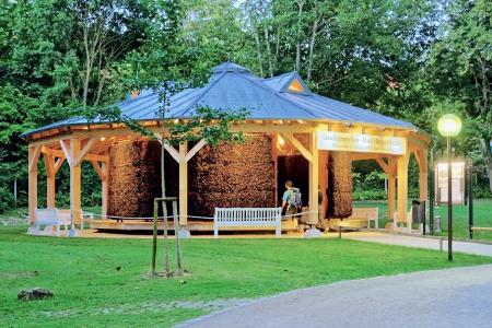 Eingebettet ist der Gradierpavillon für die „reinigende Atempause“ in den Bad Mergentheimer Kurpark, der zu den schönsten Parkanlagen Deutschlands gehört. Foto: Holger Schmitt
